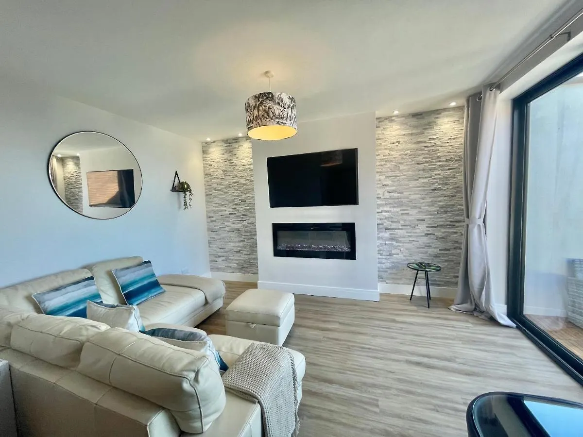 Coastline Retreats: Themed Seaside Apartment with Luxury Bath Bournemouth 0*,  United Kingdom